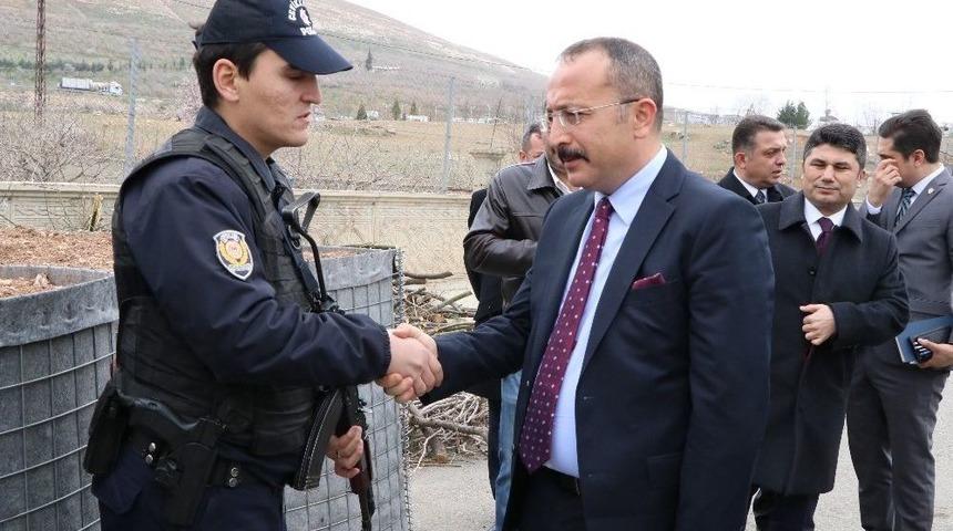 Siirt Valisi Atik G&uuml;venlik Noktalarını Denetledi
