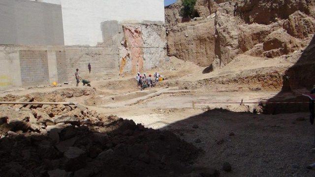 Kızıltepe’de Arkeologlar Kazı Çalışması Yapıyor