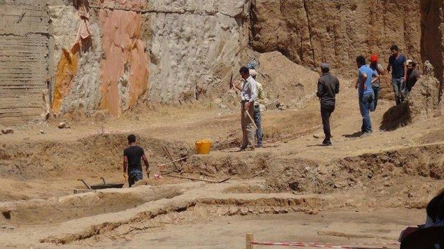 Kızıltepe’de Arkeologlar Kazı Çalışması Yapıyor