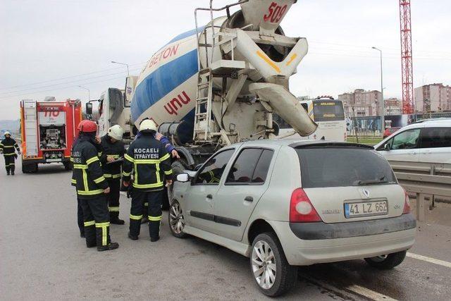 Makas Atan Otomobil Sürücüsü Beton Mikserine Çarptı: 1 Yaralı