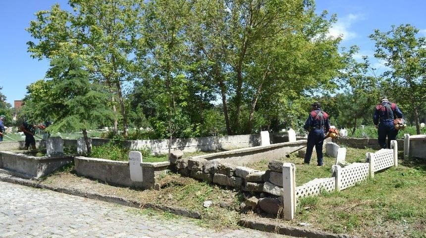 Şuhut İlçe Mezarlığında Çevre Düzenleme Çalışmaları Başladı