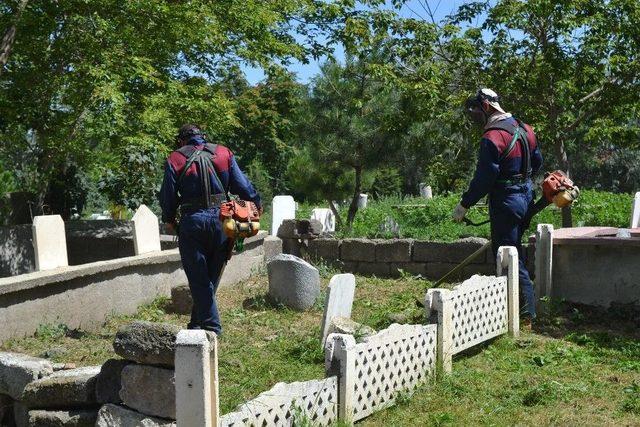 Şuhut İlçe Mezarlığında Çevre Düzenleme Çalışmaları Başladı