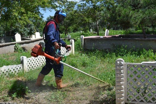 Şuhut İlçe Mezarlığında Çevre Düzenleme Çalışmaları Başladı