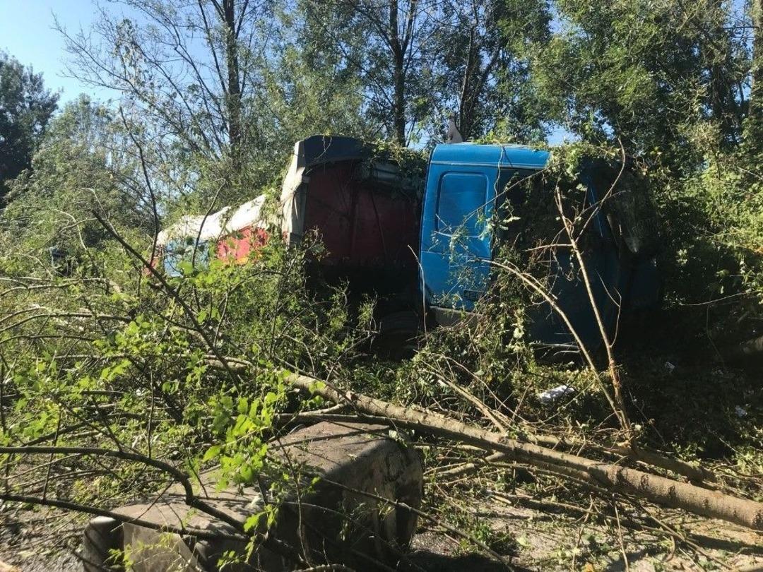Tem Otoyolunda Otomobile &Ccedil;arpan Tır Yol Kenarına U&ccedil;tu: 2 Yaralı