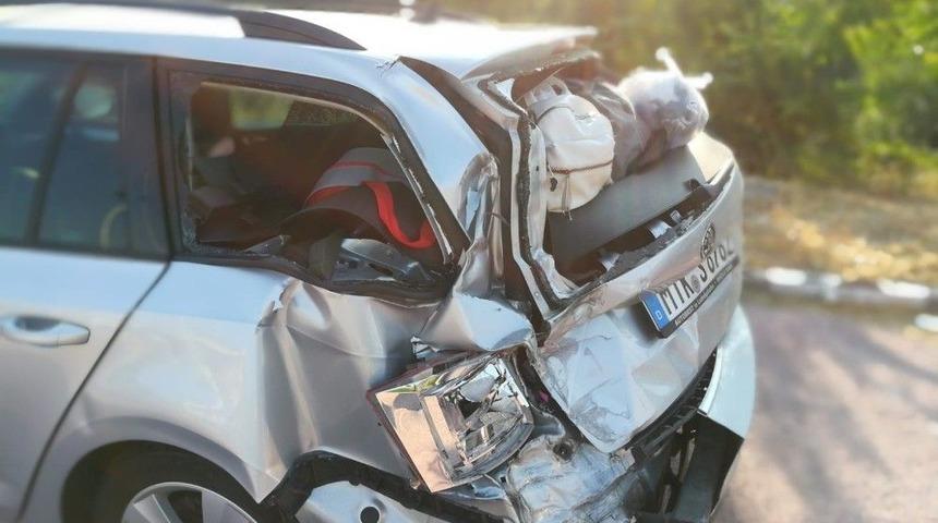 Tırın Arkadan &Ccedil;arptığı Otomobildeki 2 &Ccedil;ocuk Yaralandı