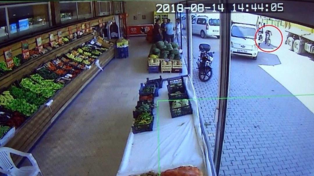 Pakistanlı Gen&ccedil;, Kamyonla Yarışmanın Bedelini Canı İle &Ouml;dedi