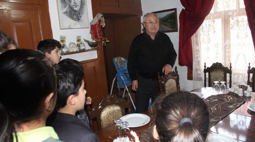 İstiklal Marşını G&uuml;zel Okuma Yarışmasında Dereceye Giren &Ouml;ğrenciler &Ouml;d&uuml;llendirildi