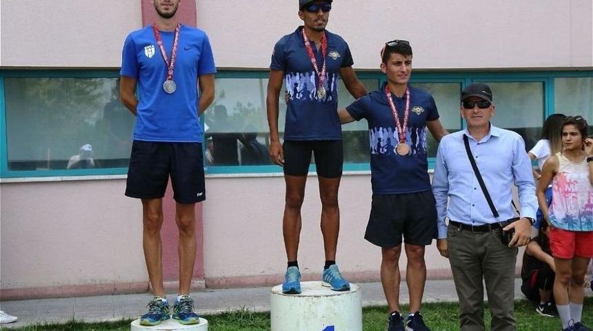 Ayvalıklı Atlet &Ccedil;orum&rsquo;da Birinci Oldu