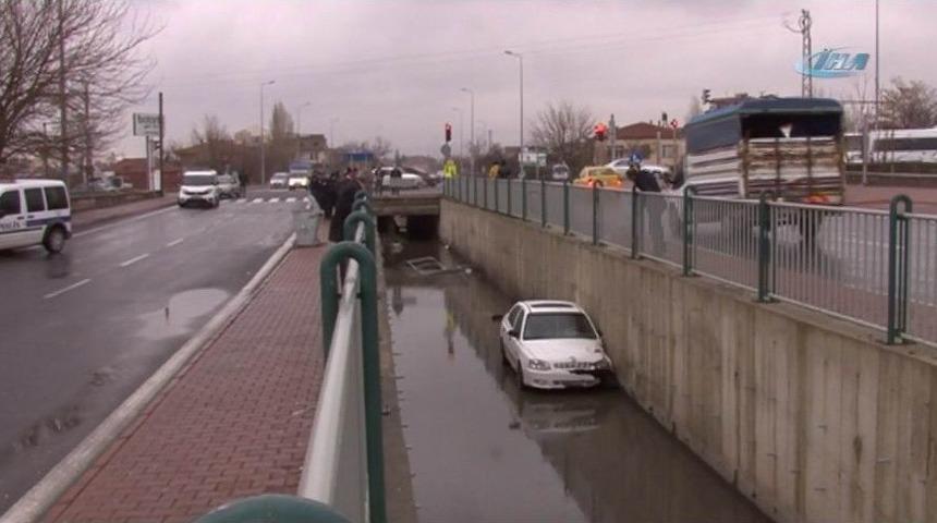 Direksiyon Hakimiyeti Kaybolan Otomobil Kanala U&ccedil;tu