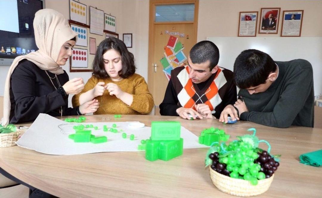 Zihinsel Engelli &Ouml;ğrencilerin &Ccedil;alışmaları T&uuml;bitak&rsquo;ta Sergilenecek
