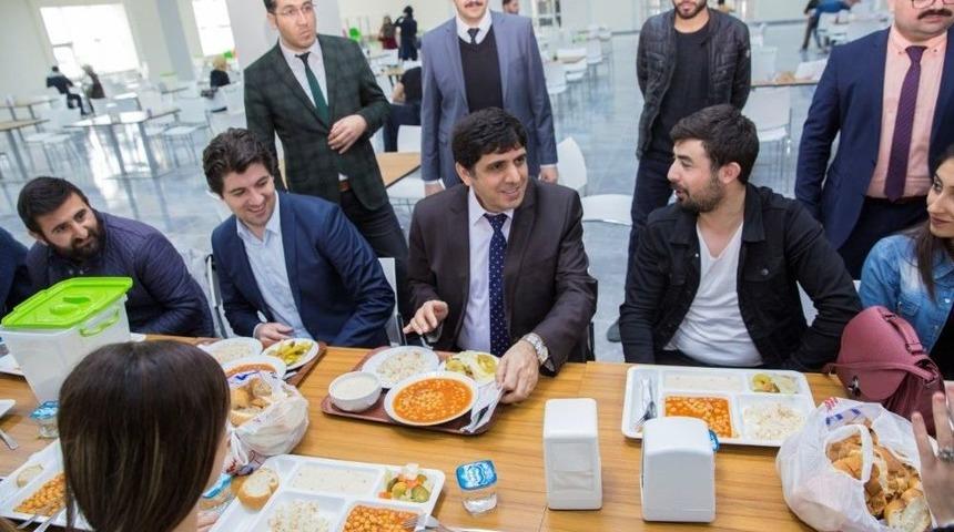 Rekt&ouml;r Alma, &Ouml;ğrencilerle Yemekte Buluştu