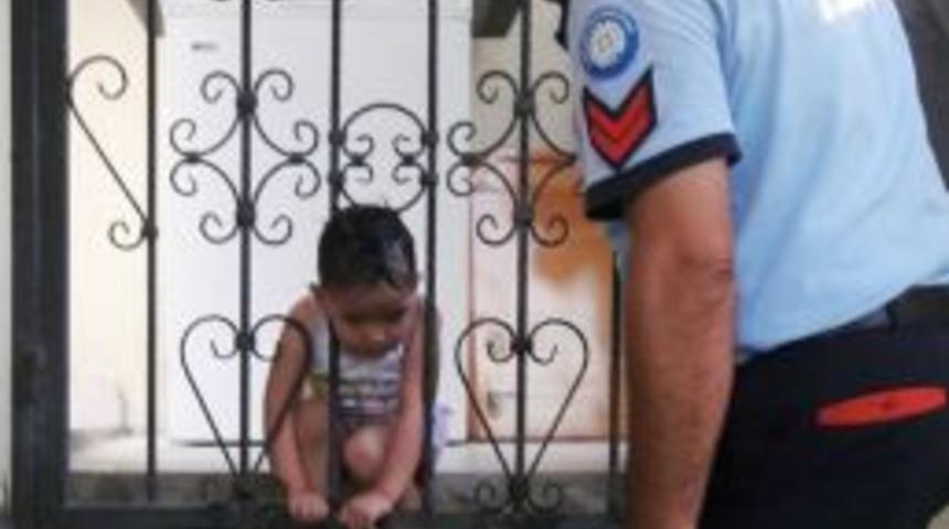 Kafası Korkuluklara Sıkışan &Ccedil;ocuğu İtfaiye Kurtardı