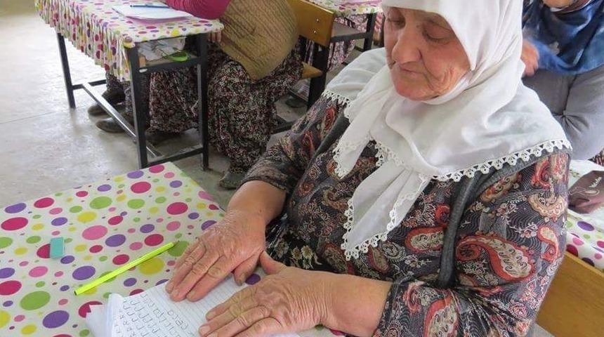 Şehit Oğluna Şiir Yazabilmek İ&ccedil;in 68 Yaşında Okuma Yazma &Ouml;ğreniyor