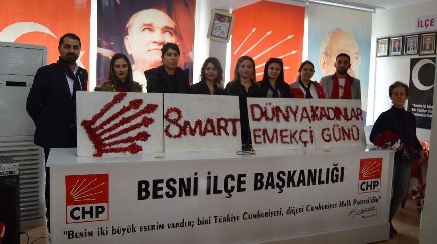 Kadınlar Gününde Kadınlara Karanfil Ve Fular Dağıtıldı