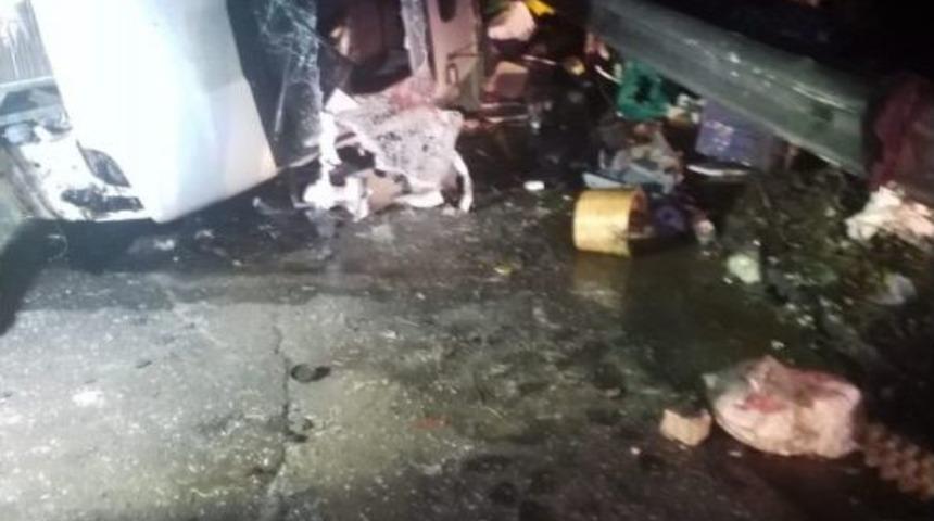 Aydın-izmir Otobanında Kaza, Aynı Y&ouml;ne Giden İki Ara&ccedil; &Ccedil;arpıştı 4 Yaralı