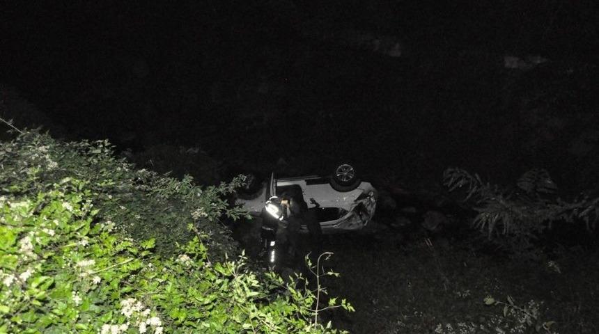 Otomobil Şarampole Yuvarlandı: 2 Yaralı