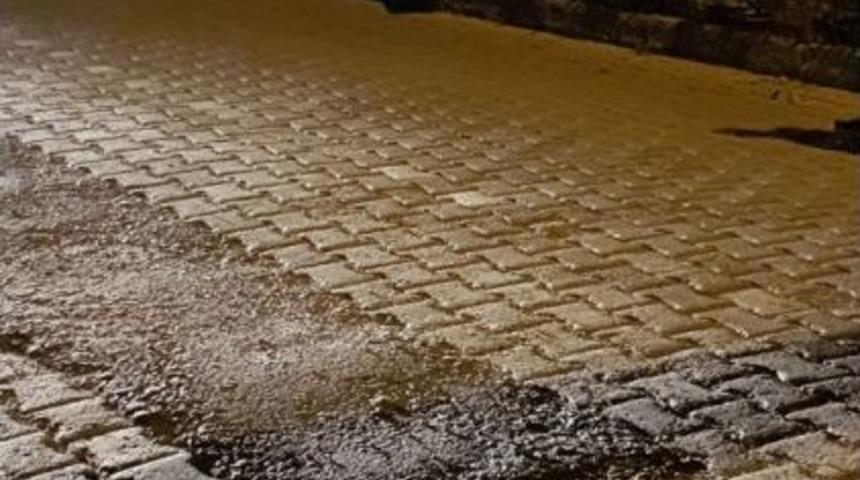 Şuhut’ta Otomobil Direğe Çarptı