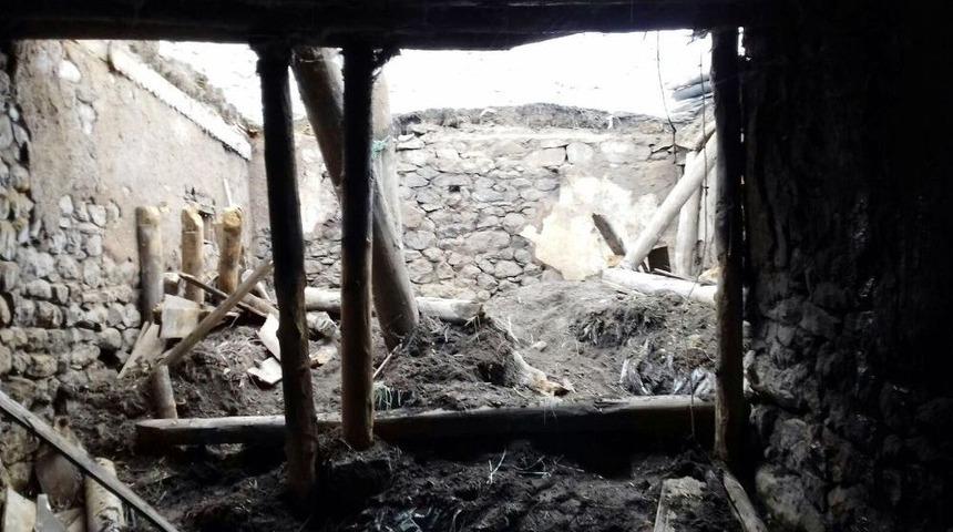 Horasan&rsquo;da Ahır &Ccedil;&ouml;kt&uuml; Hayvanlar Telef Oldu