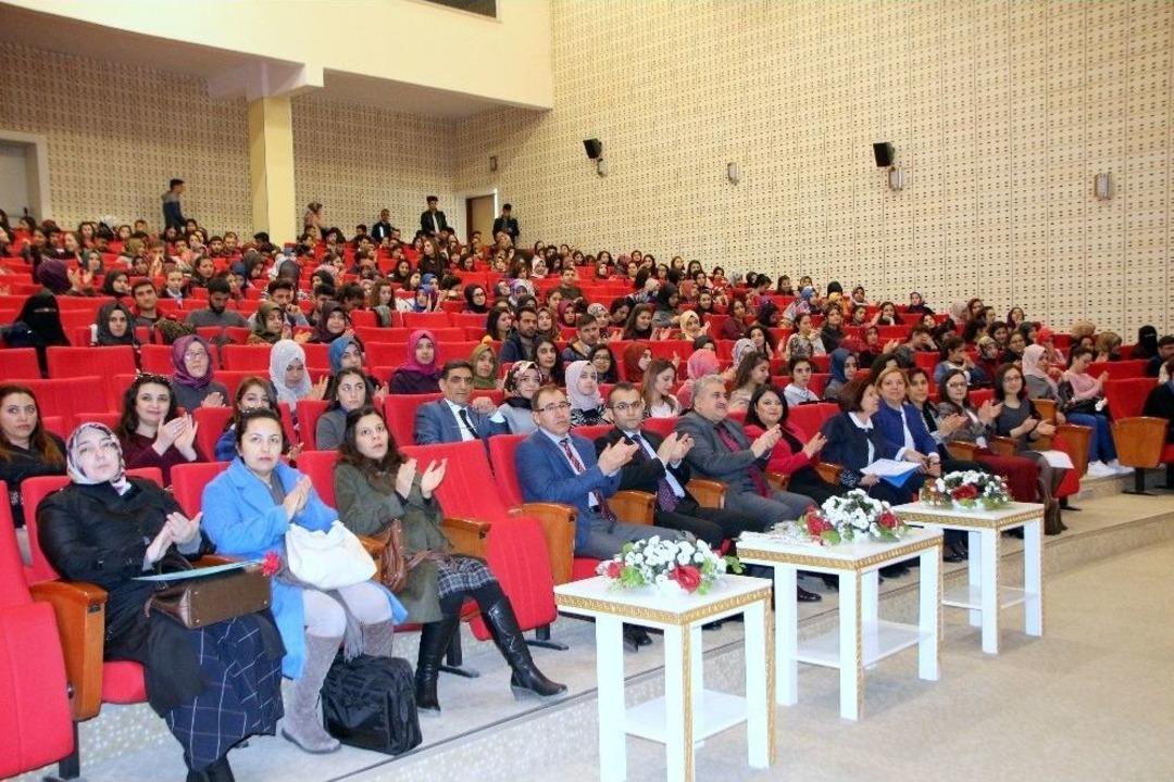 &Uuml;niversite De Kadınlar G&uuml;n&uuml; Etkinlikleri D&uuml;zenlendi