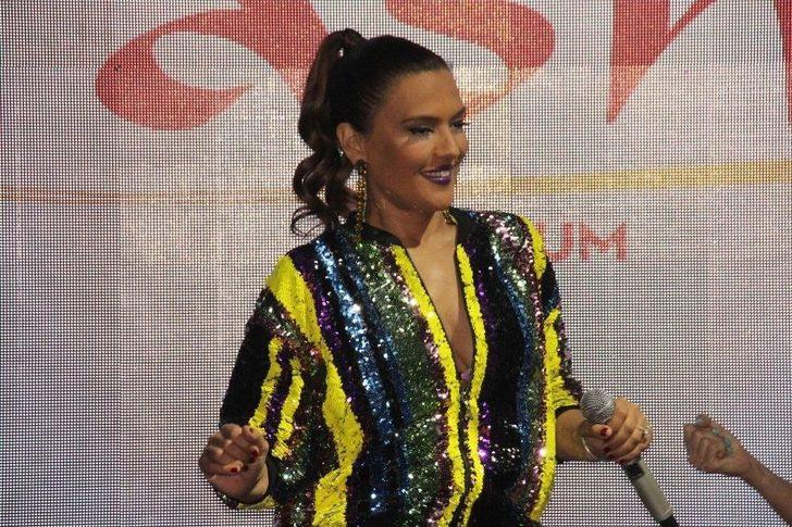 Tatilciler Demet Akalın Konserine Akın Etti G1