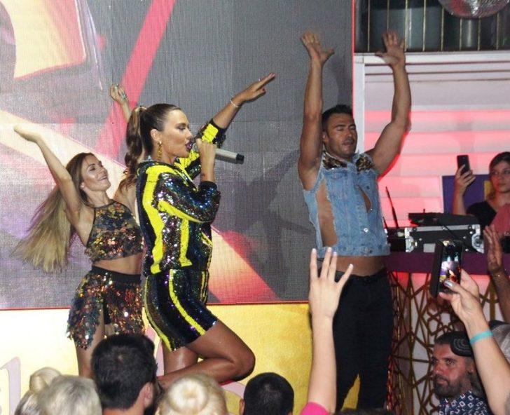 Tatilciler Demet Akalın Konserine Akın Etti G2