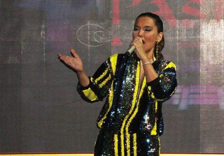 Tatilciler Demet Akalın Konserine Akın Etti G4