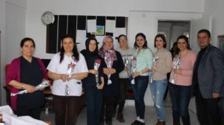 &Ccedil;ıldır Belediyesi Kadınlar G&uuml;n&uuml;nde G&uuml;l Dağıttı