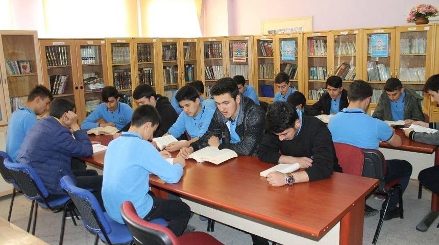 Akdağmadeni&rsquo;nde &Ouml;ğrencilere Kitap Okuma Alışkanlığı Kazandırılıyor