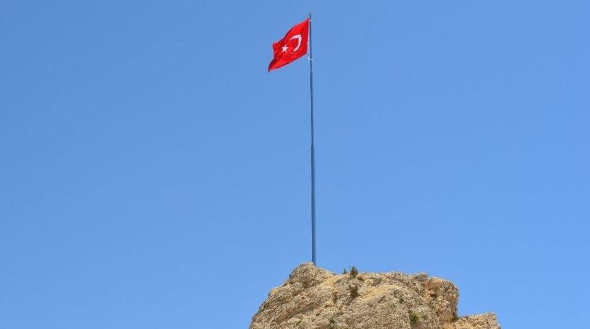 Gabanlar Mevkisine T&uuml;rk Bayrağı Dikildi