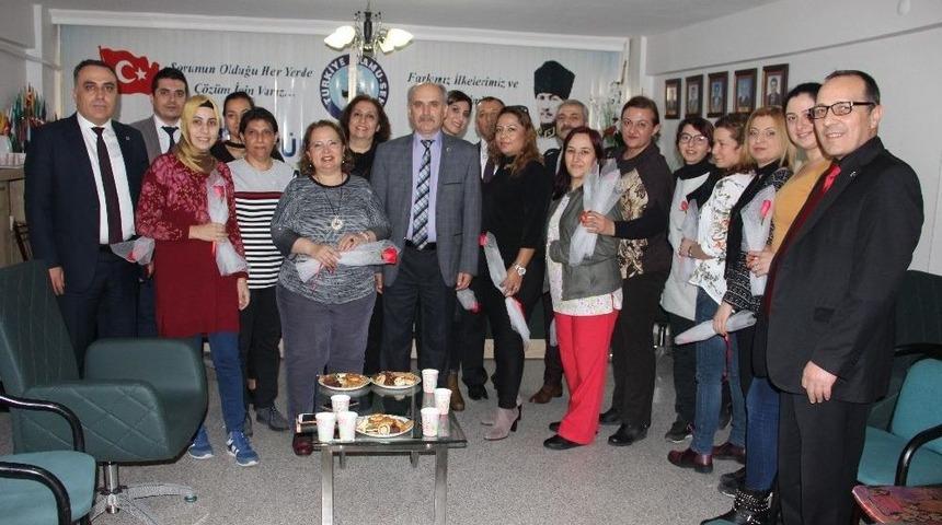 Kadınlar Sorunlarına &Ccedil;&ouml;z&uuml;m Bekliyor