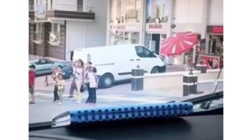 Yoldan Ge&ccedil;en Polis Aracını G&ouml;r&uuml;nce Esas Duruşta Selam Verdiler