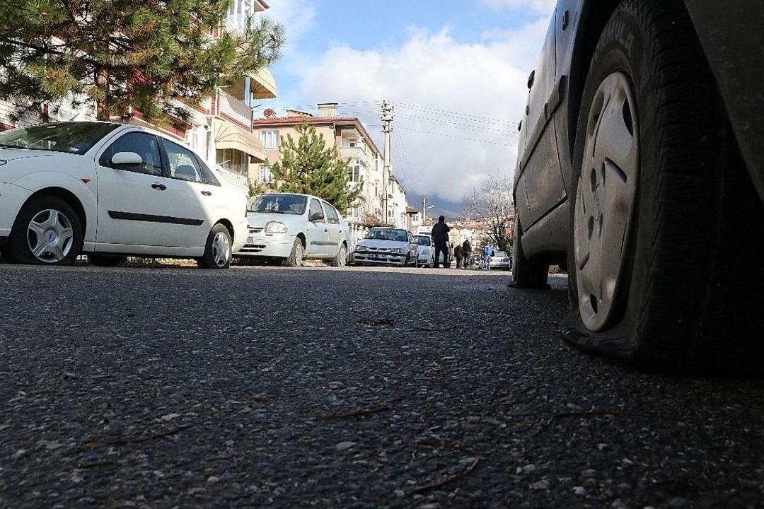 Sevgilisi Terk Edince 30 Aracın Lastiğini Kesti