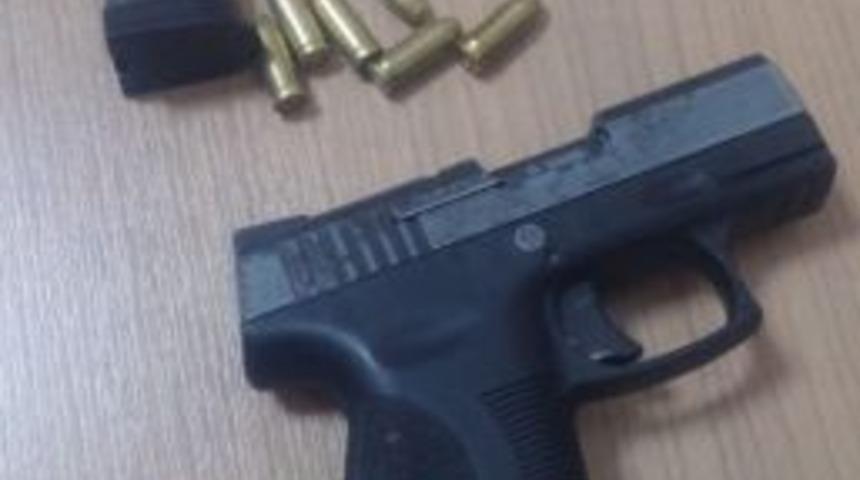 Kuşadası&rsquo;nda Ş&uuml;pheli Bir Kişi Silah Ve Mermiyle Yakalandı