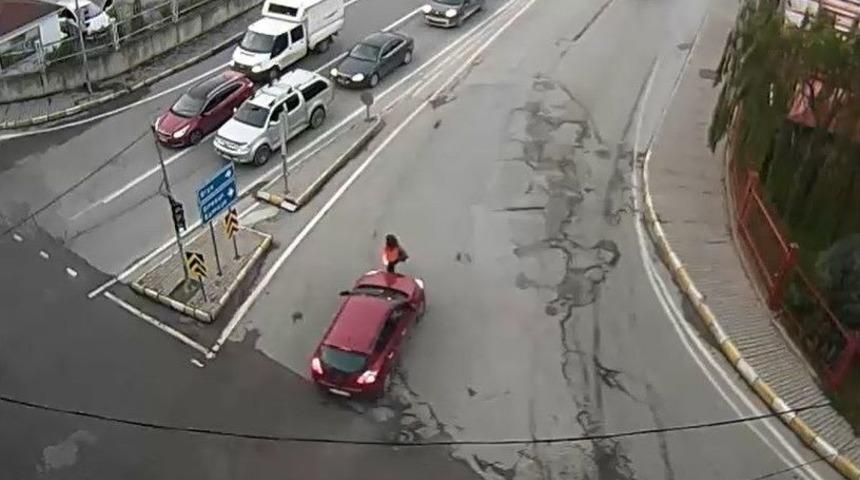 Dikkatsiz S&uuml;r&uuml;c&uuml;ler Yoldan Ge&ccedil;en Yayalara İşte B&ouml;yle &Ccedil;arptı