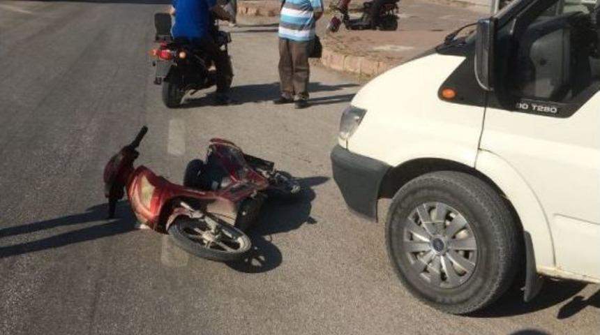 Minib&uuml;se &Ccedil;arpan Elektrikli Bisiklet S&uuml;r&uuml;c&uuml;s&uuml; Ka&ccedil;tı