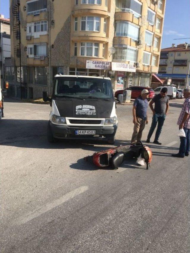 Minib&uuml;se &Ccedil;arpan Elektrikli Bisiklet S&uuml;r&uuml;c&uuml;s&uuml; Ka&ccedil;tı 1