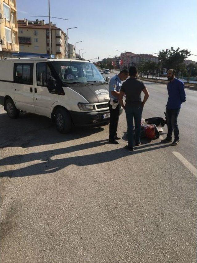 Minib&uuml;se &Ccedil;arpan Elektrikli Bisiklet S&uuml;r&uuml;c&uuml;s&uuml; Ka&ccedil;tı 2