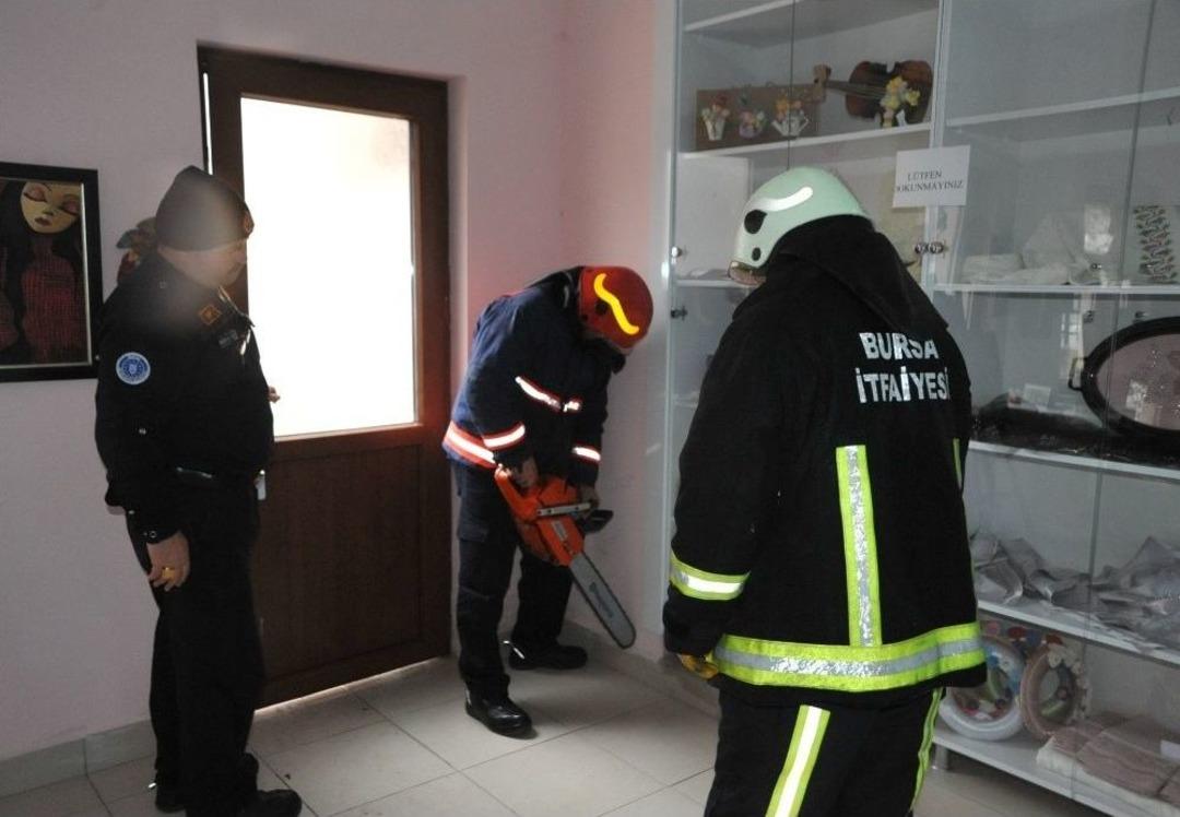 Duvar Boşluğuna Sıkışan Kedi Motorlu Testereyle Kurtarıldı