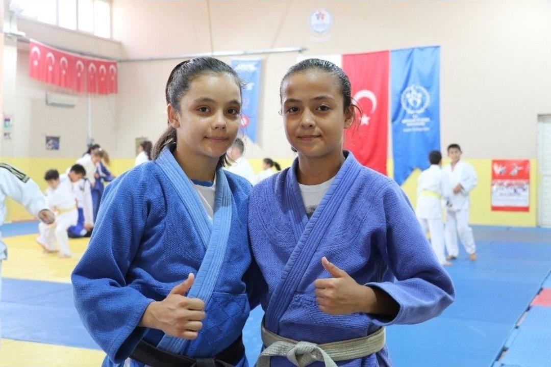 Emanet Judogiyle Ma&ccedil;a &Ccedil;ıkıp &Ouml;nce T&uuml;rkiye Ardından Balkan Şampiyonu Oldular