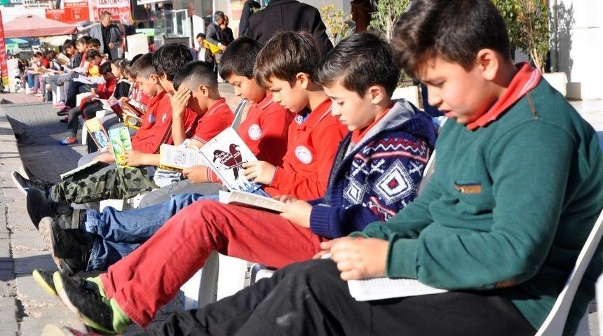 &Ouml;ğrenciler Sokak Ortasında Kitap Okudu