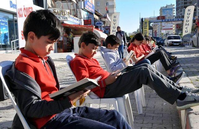 Öğrenciler Sokak Ortasında Kitap Okudu