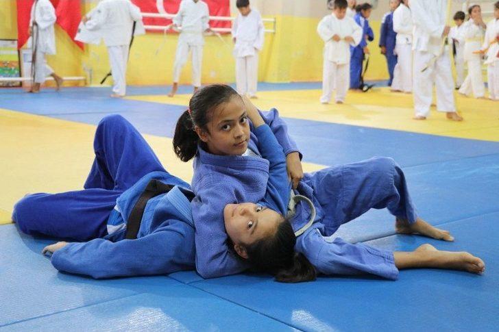 Emanet Judogiyle Maça Çıkıp Önce Türkiye Ardından Balkan Şampiyonu Oldular G2
