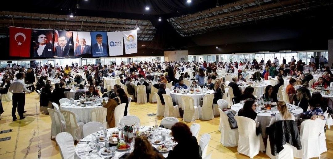 T&uuml;rel, Kadın &Ccedil;alışanlarıyla Yemekte Bir Araya Geldi