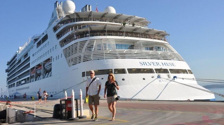 Turist Gemilerinin G&ouml;zdesi Kuşadası