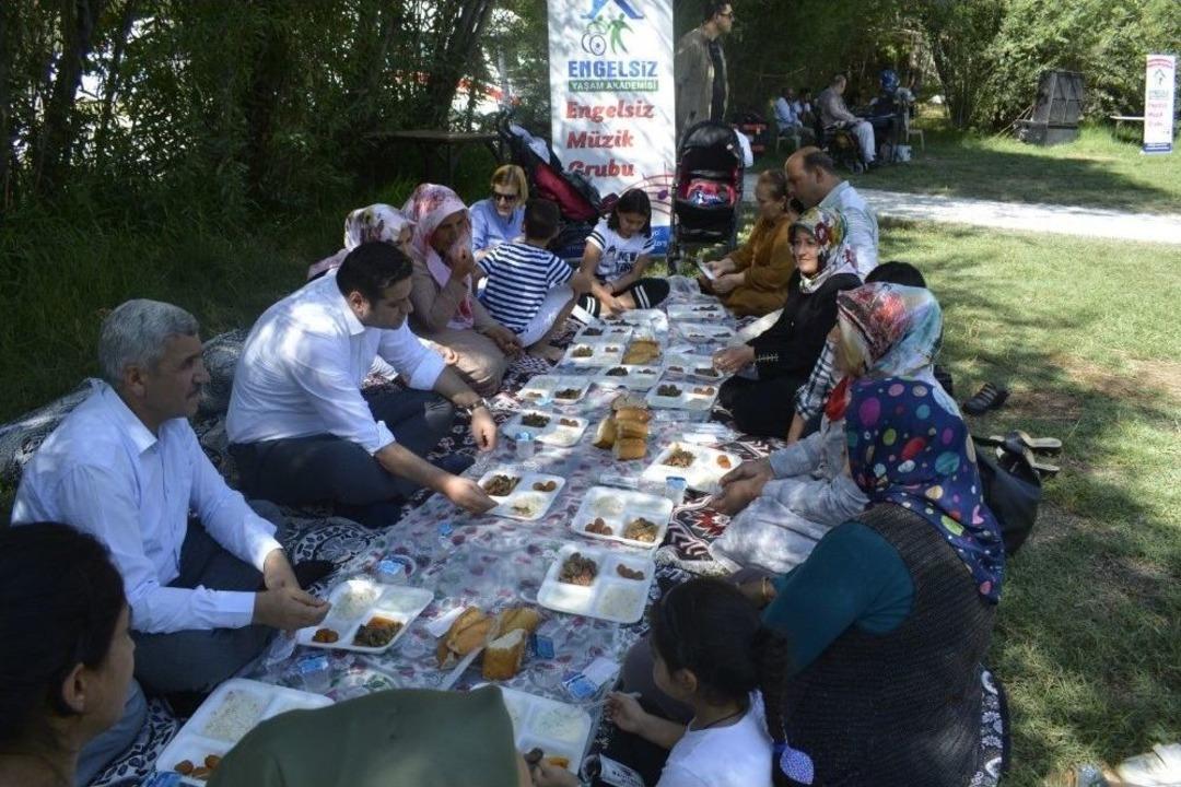 İpekyolu Belediyesinden Bin Kişilik Piknik