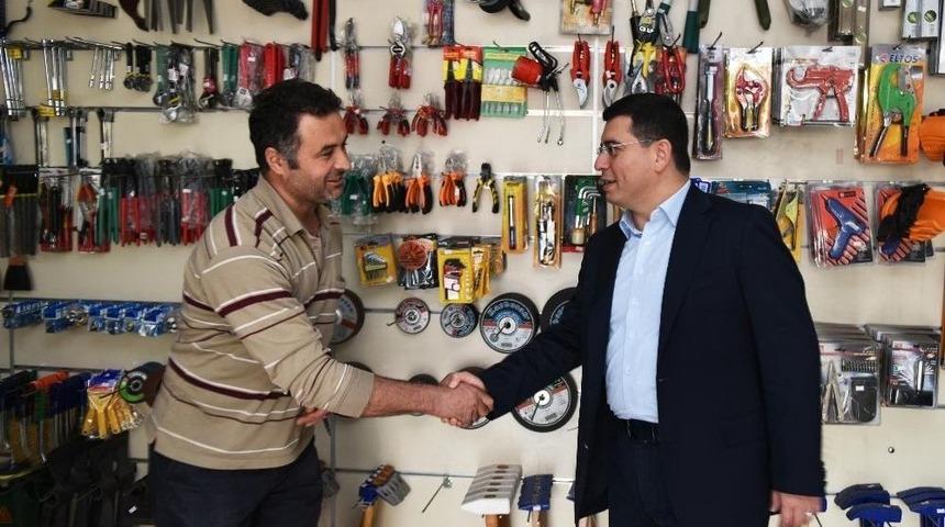 T&uuml;t&uuml;nc&uuml; Vatandaşları Dinlemeye Devam Etti