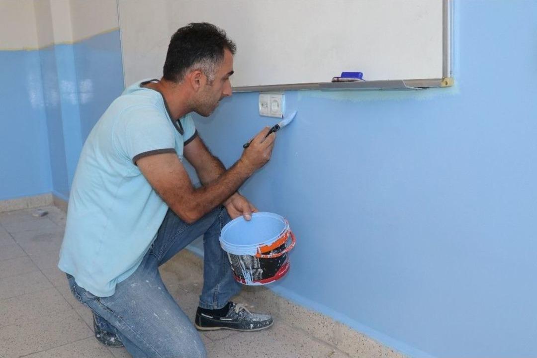 Fedakar M&uuml;d&uuml;r Okulu Tek Başına Boyuyor