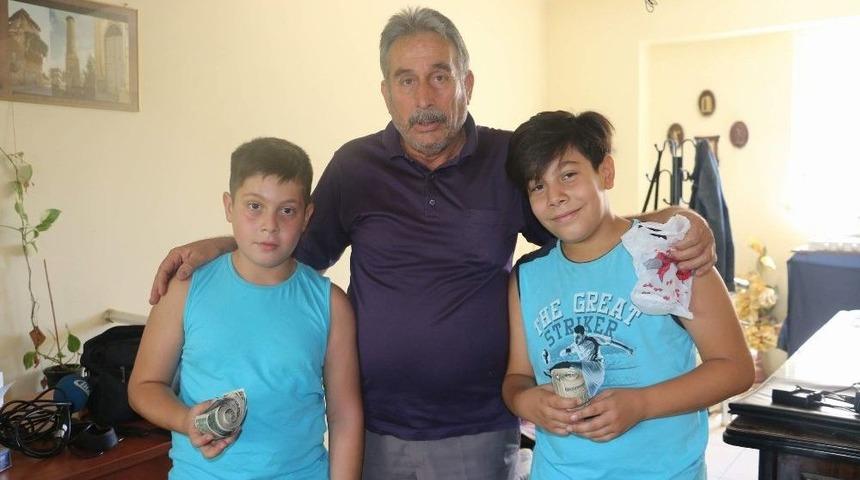 Okul İ&ccedil;in Biriktirdikleri Dolarları Liraya &Ccedil;evirdiler