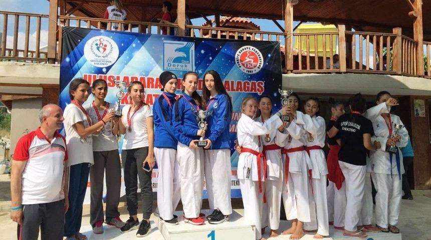 Kartepeli Karateciler Madalyaları Topladı
