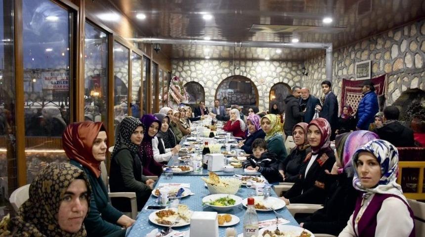 Kahta Belediyesi D&uuml;nya Kadınlar G&uuml;n&uuml; Dolayısıyla Yemek Programı D&uuml;zenledi